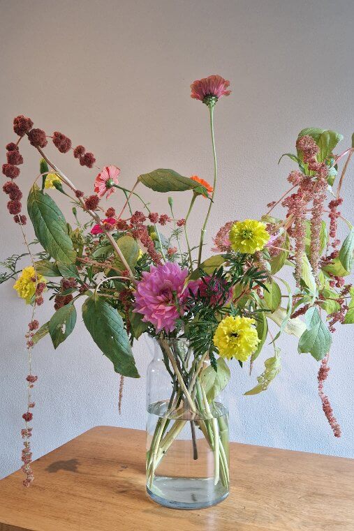 Bos bloemen op een vaas met Amaranth, Zinnia, Afrikaantjes en dahlia