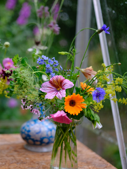 boeket biologische bloemen met een paarse Brokaatbloem in een vaas